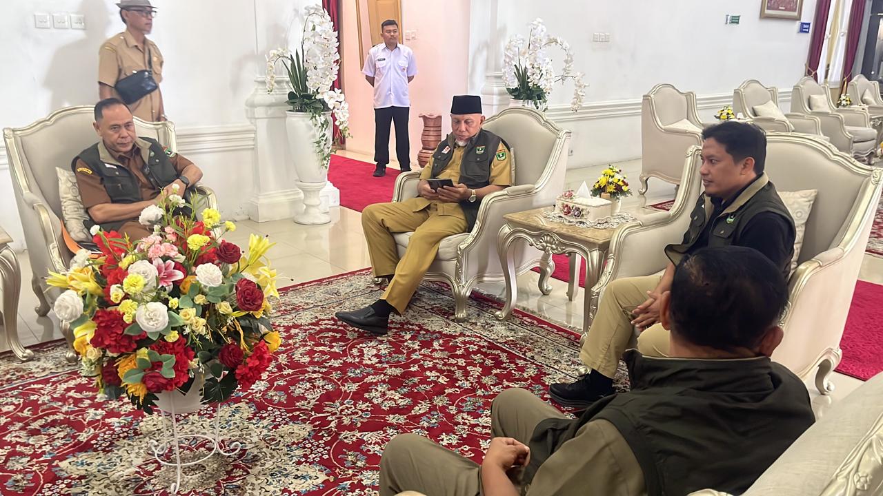 Gubernur Mahyeldi menerima audiensi Pengurus KONI Sumbar dan Dispora Sumbar di Padang, Senin (12/1/2026).